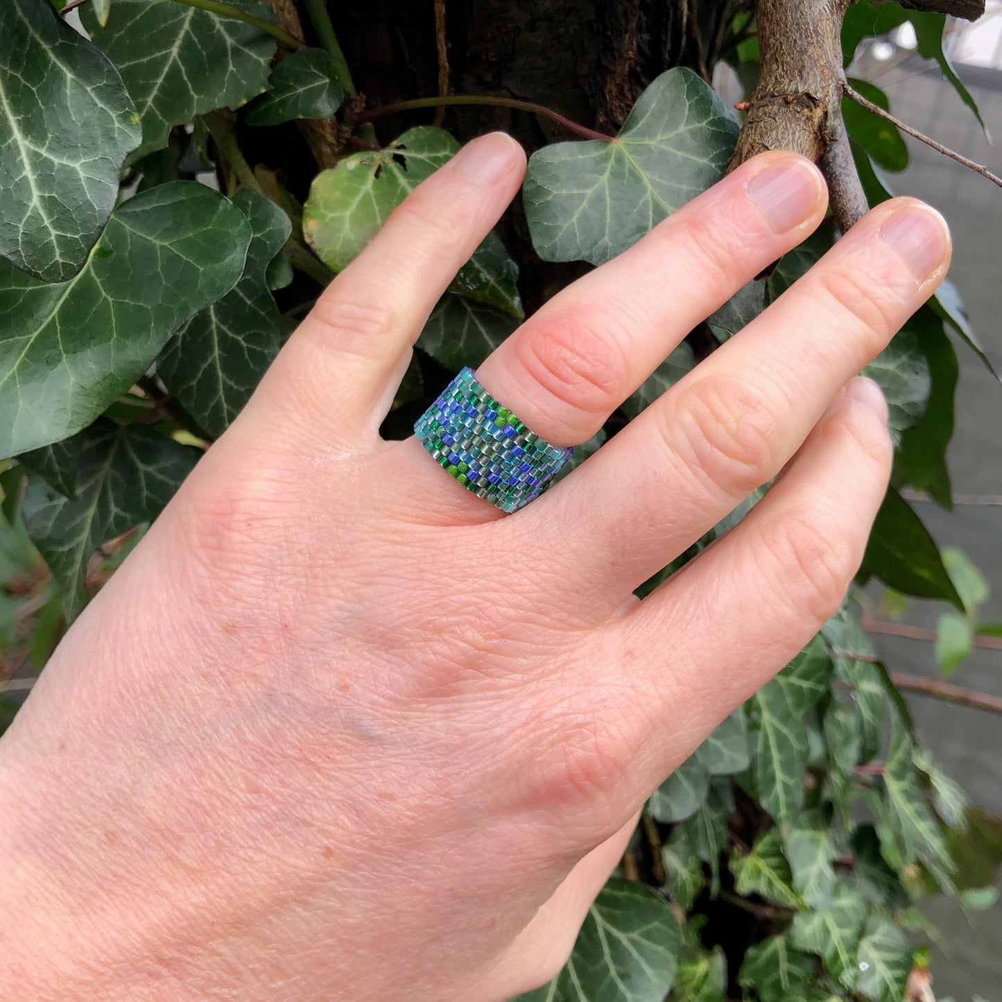 Ring mit Muster in Grün und Blau