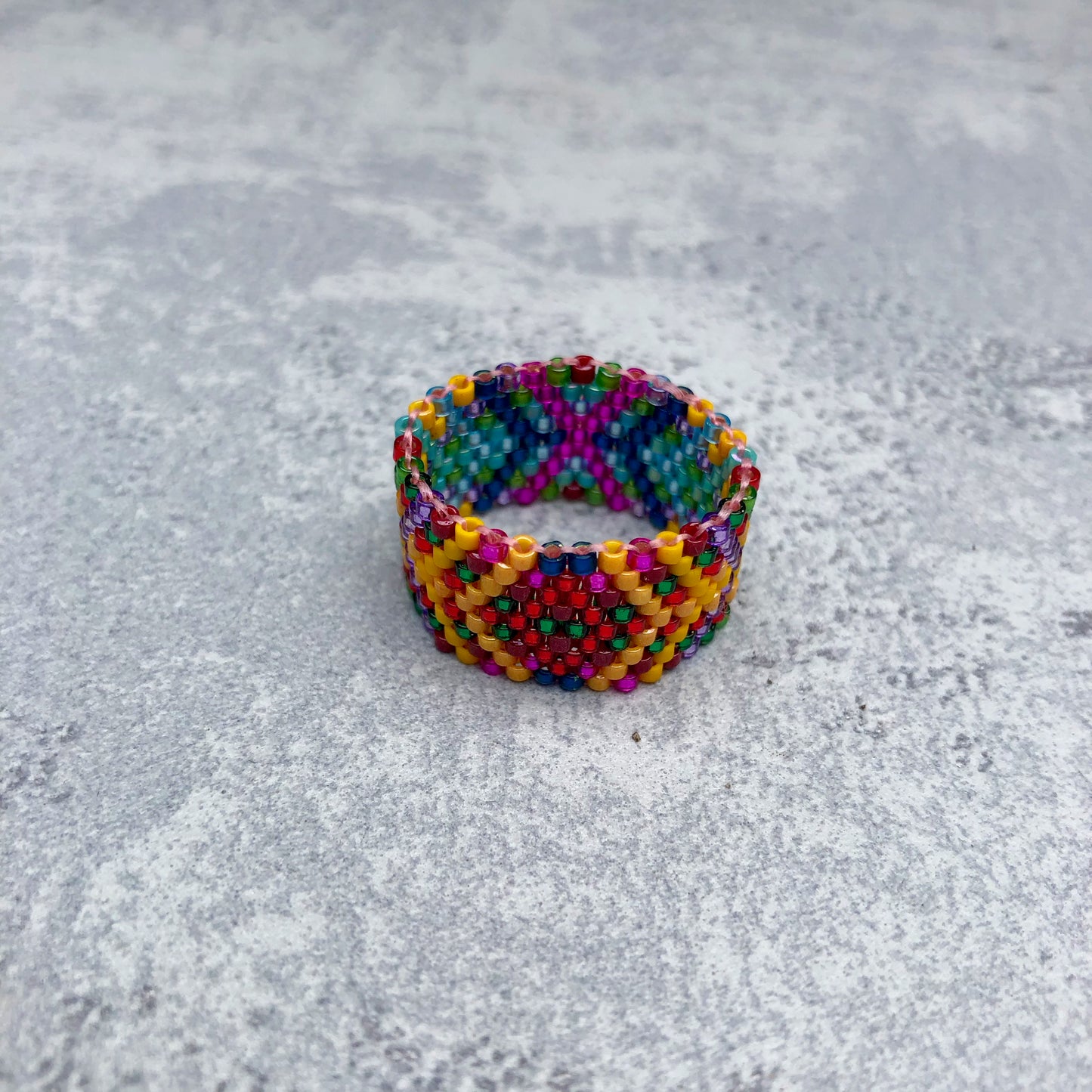 Ring mit farbenfrohem Muster 1