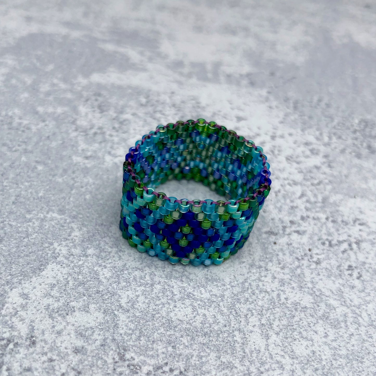 Ring mit Muster in Grün und Blau