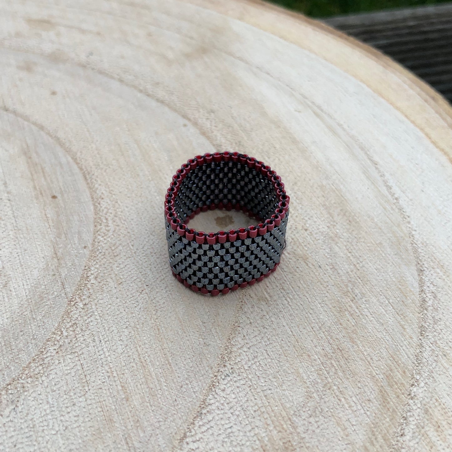 Ring in Anthrazit mit rotem Rand