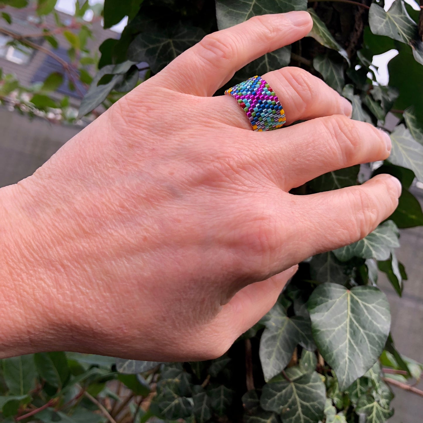 Ring mit farbenfrohem Muster 1