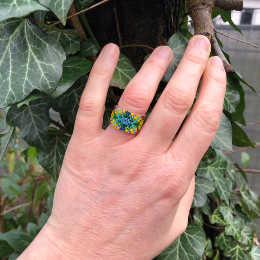 Ring mit farbenfrohem Muster