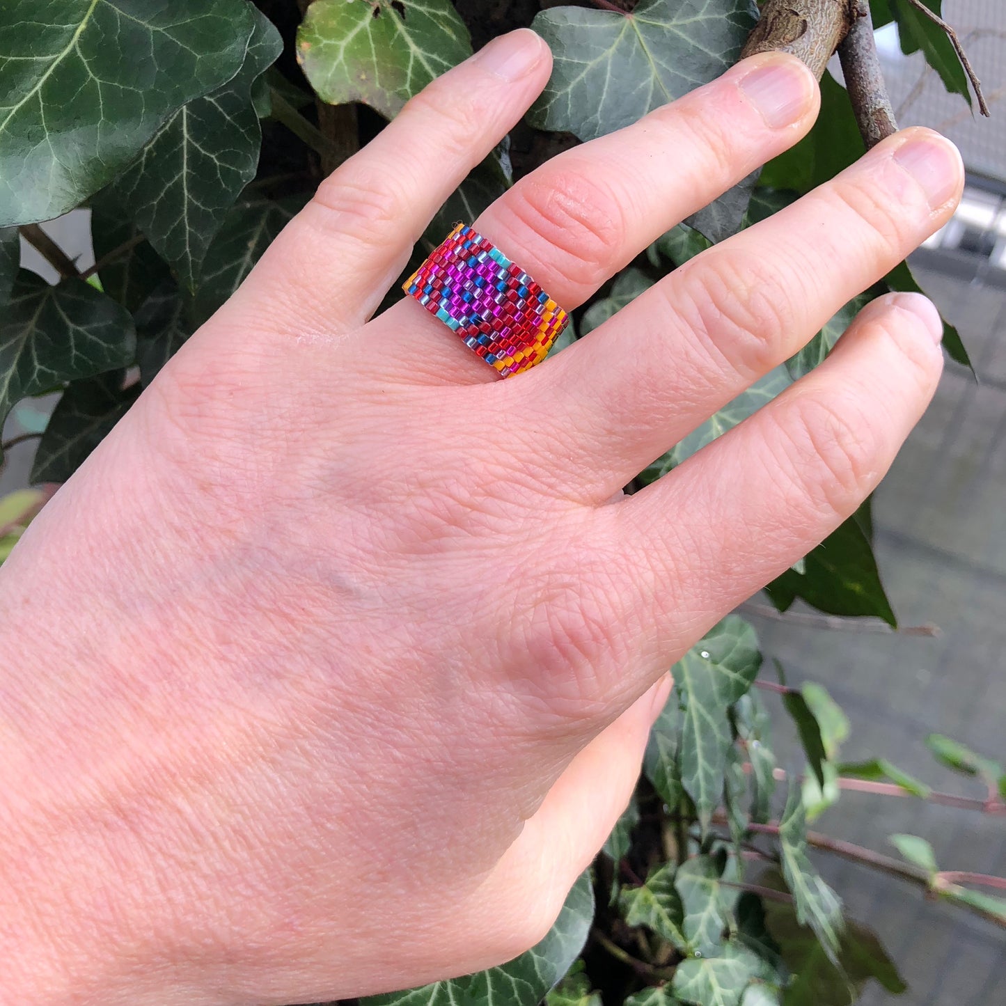 Ring mit farbenfrohem Muster