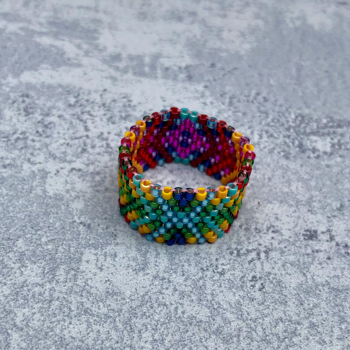 Ring mit farbenfrohem Muster