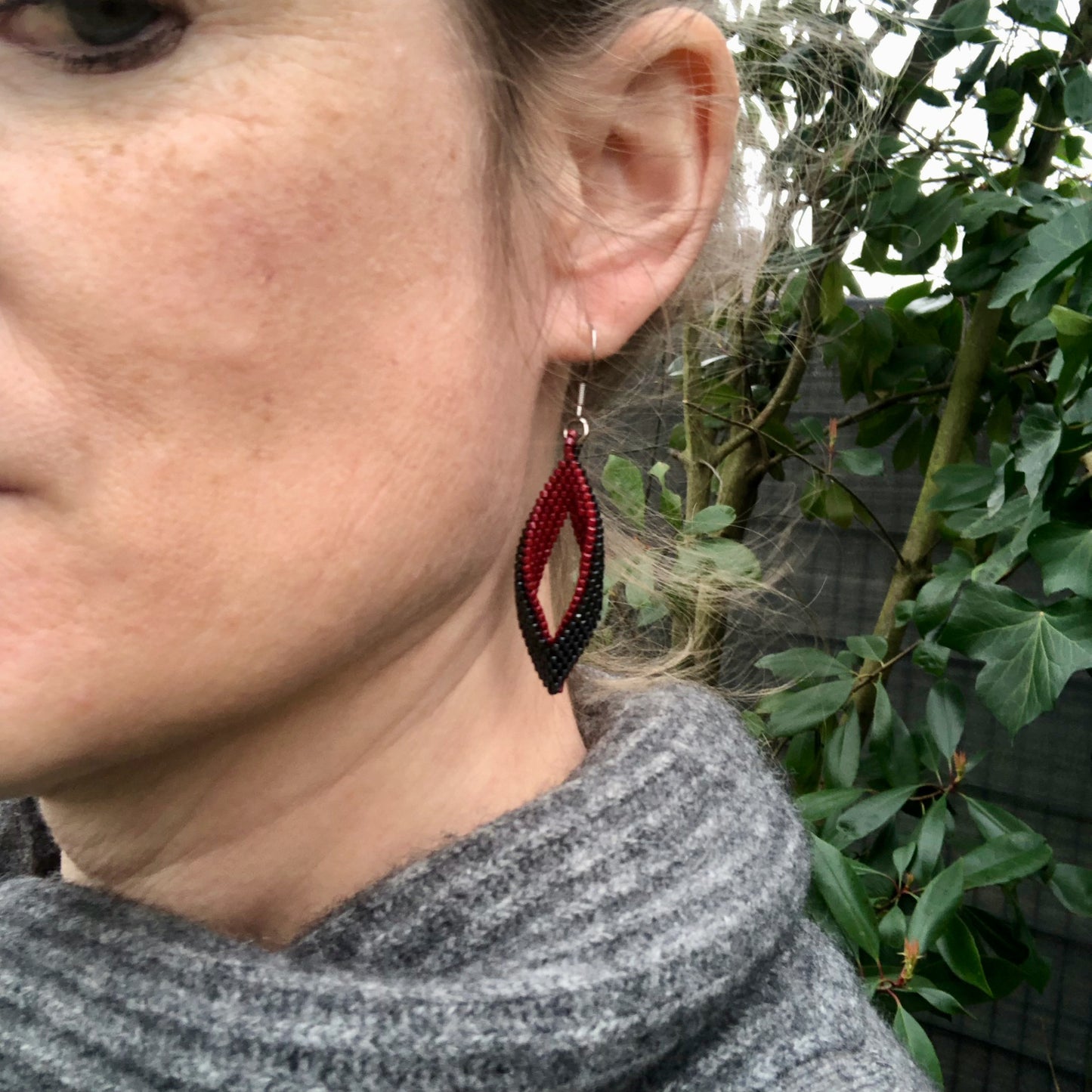 Perlenohrringe in Tropfenform in Anthrazit und Rot